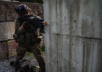 2-327 Infantry &quot;No Slack&quot; conducts a raid on an urban compound during Operation Lethal Eagle 2