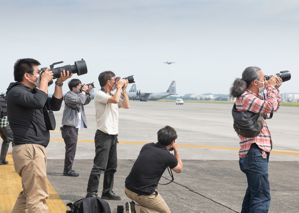 Yokota hosts tour for Japanese aviation enthusiasts for the first time