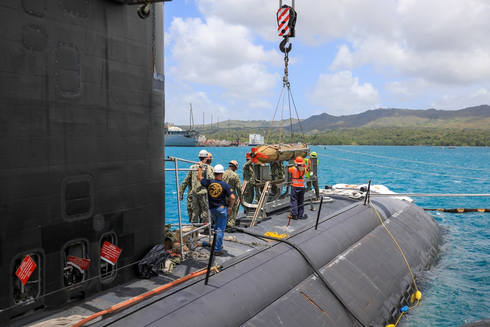 DVIDS Images USS Annapolis Loads a Mine Shape [Image 3 of 7]