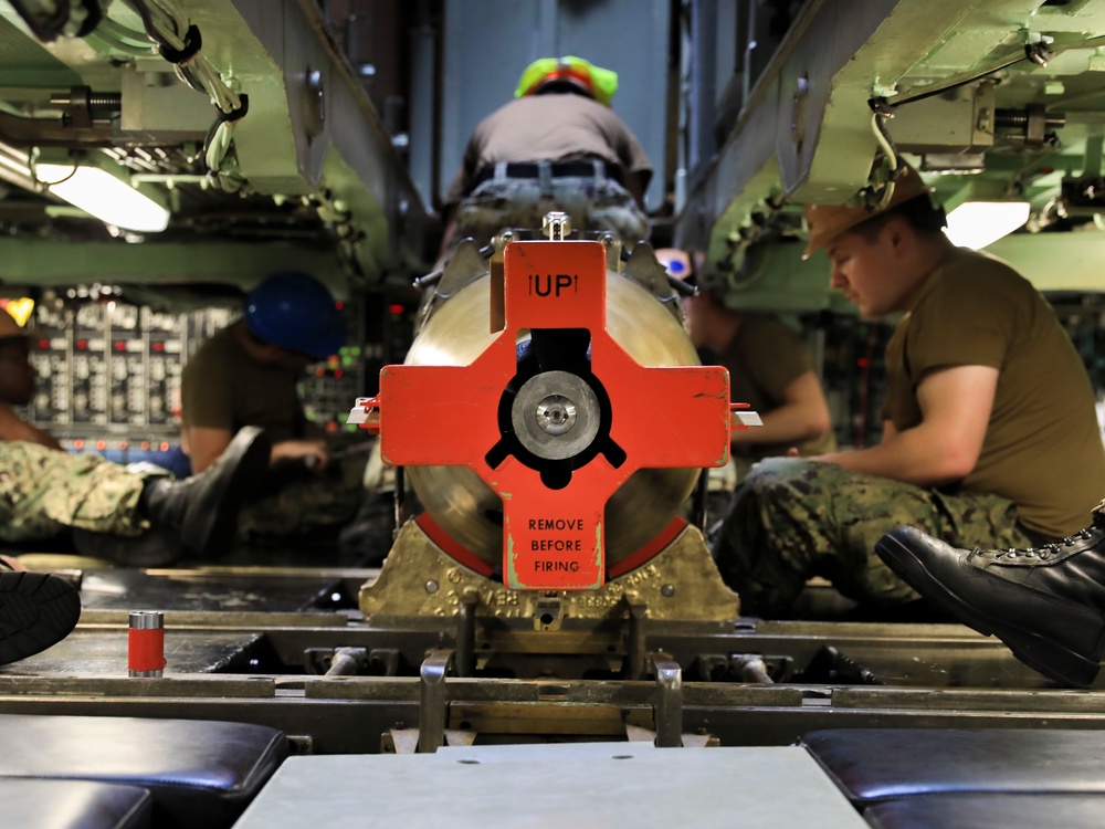 USS Annapolis Loads a Mine Shape