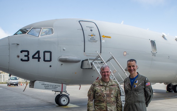 Commander, U.S. Forces Japan Visits “Mad Foxes”