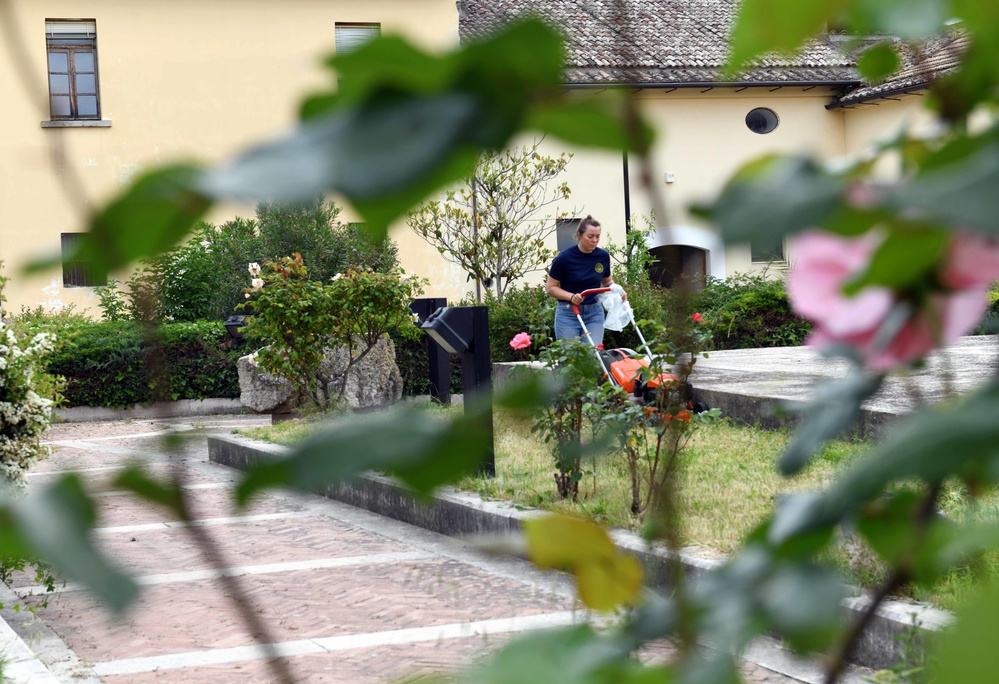 U.S. Military Members Volunteer at Archaelogical Museum