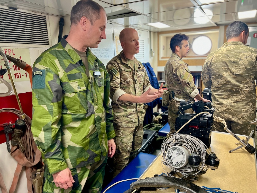 U.S. Coast Guard hosts Army War College visit