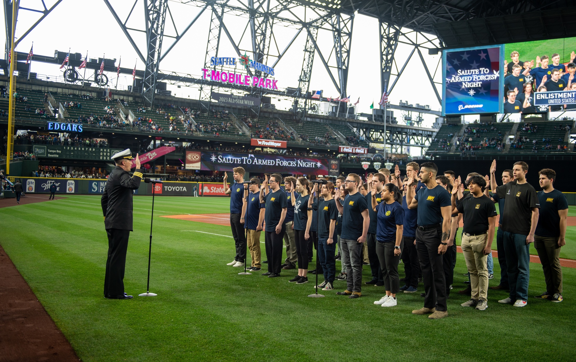 DVIDS - Images - Seattle Mariners Salute the Armed Forces Night [Image 1 of  10]