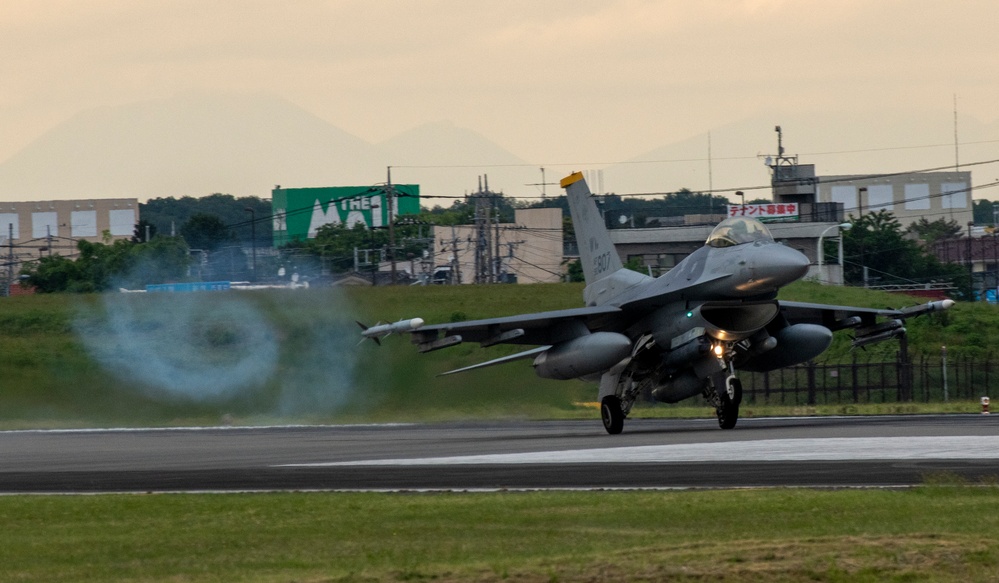 Wake turbulence F-16 Fighting Falcon