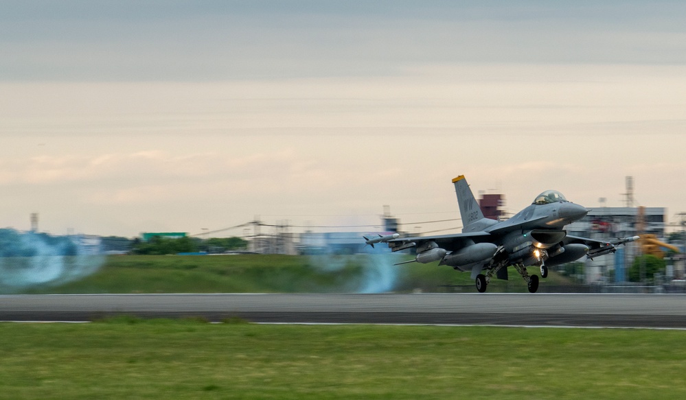 Wake turbulence F-16 Fighting Falcon