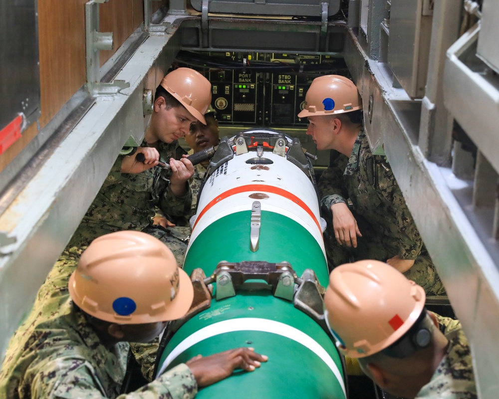 Sailors load mines on USS Annapolis