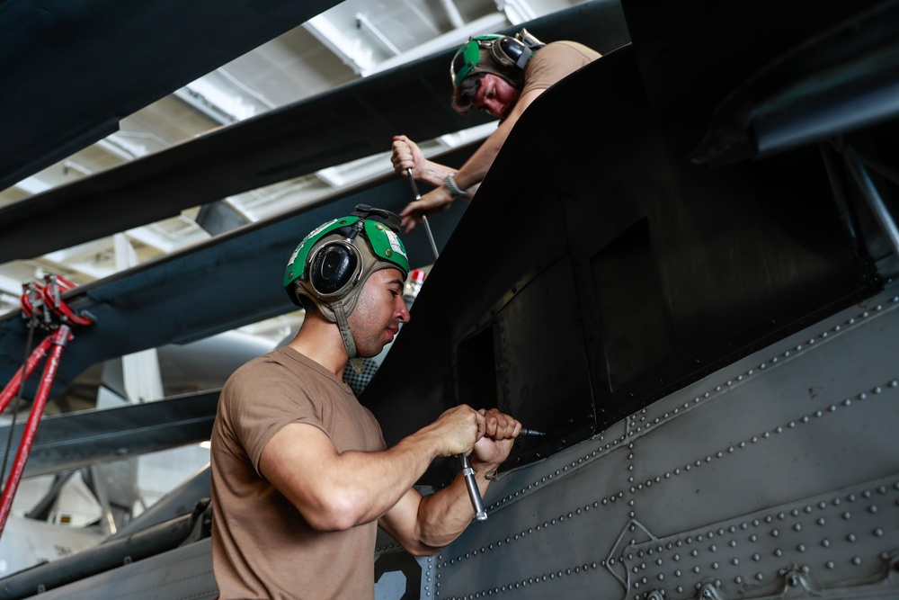 Abraham Lincoln Sailors conduct maintenance