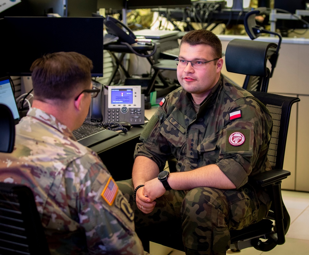 U.S. Army Soldier and Polish Army Soldier work together during SR22