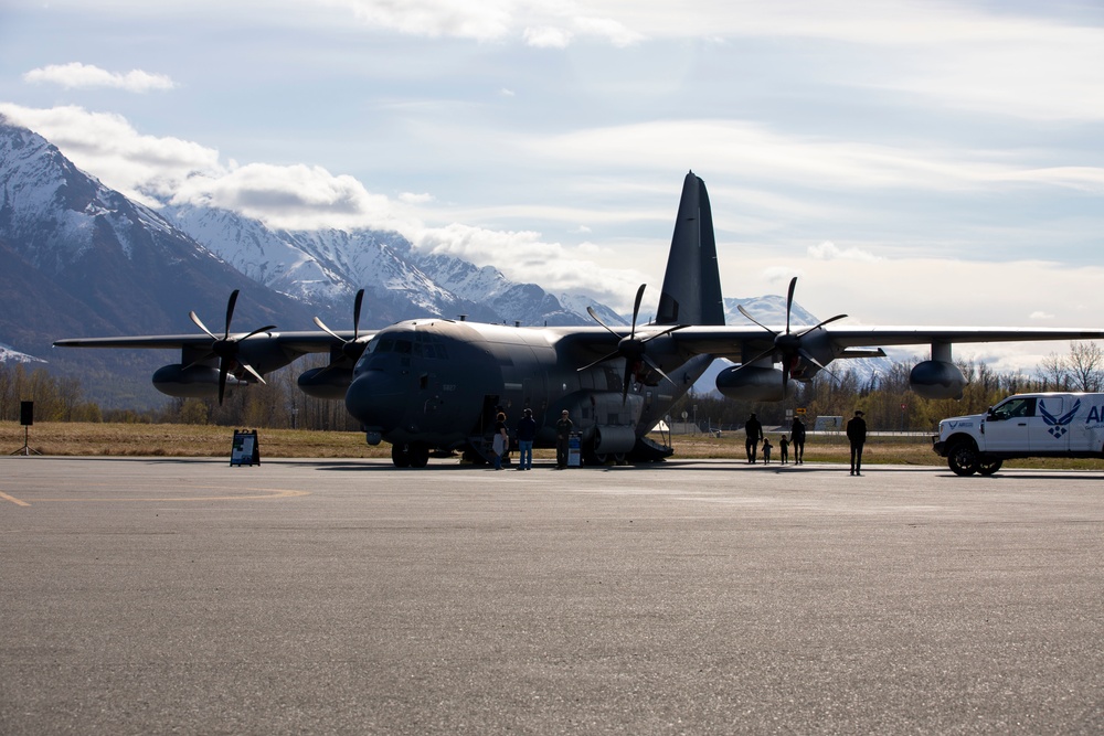176th Wing showcase rescue Airmen, aircraft at Great Alaska Aviation Gathering