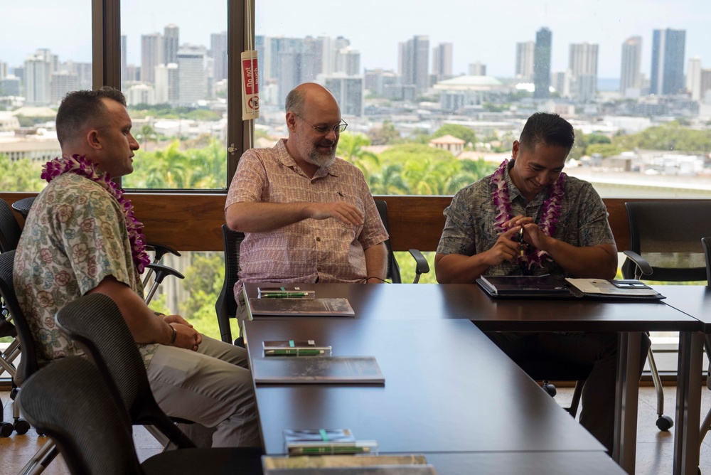 Delegation from PNG tour the University of Hawaii