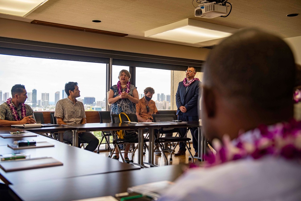 Delegation from PNG tour the University of Hawaii