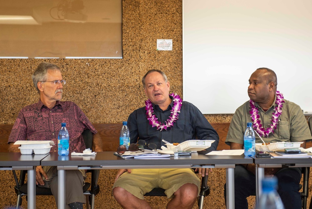 Delegation from PNG tour the University of Hawaii