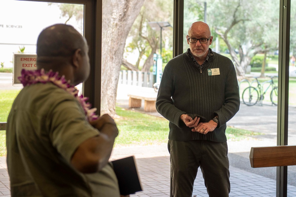 Delegation from PNG tour the University of Hawaii
