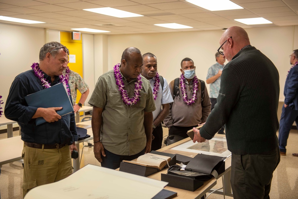 Delegation from PNG tour the University of Hawaii