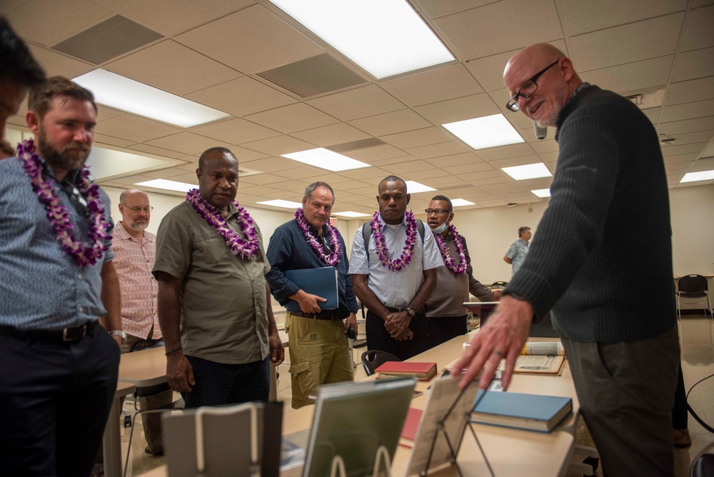 Delegation from PNG tour the University of Hawaii