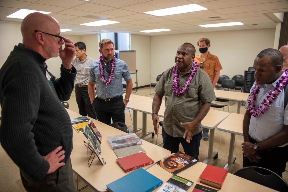 Delegation from PNG tour the University of Hawaii