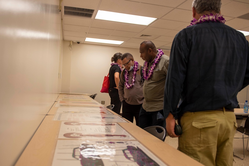 Delegation from PNG tour the University of Hawaii
