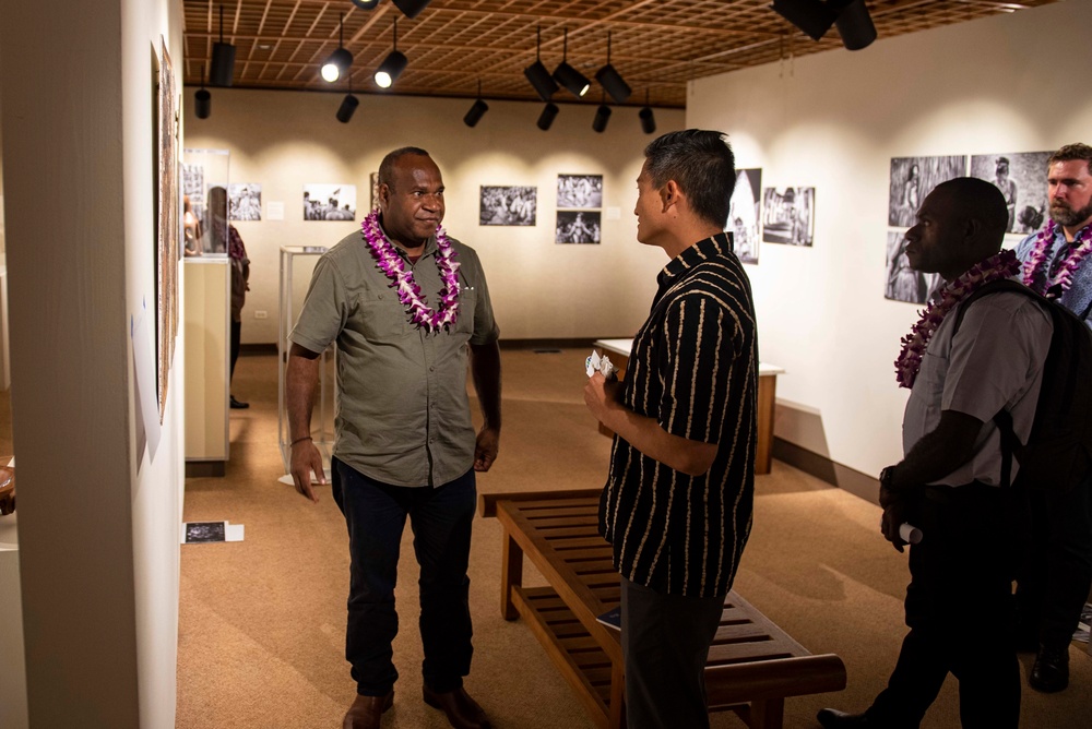 Delegation from PNG tour the University of Hawaii