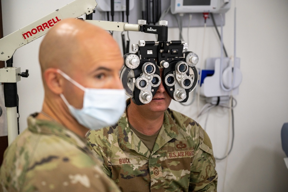386th EMDG hosts optometry clinic for service members