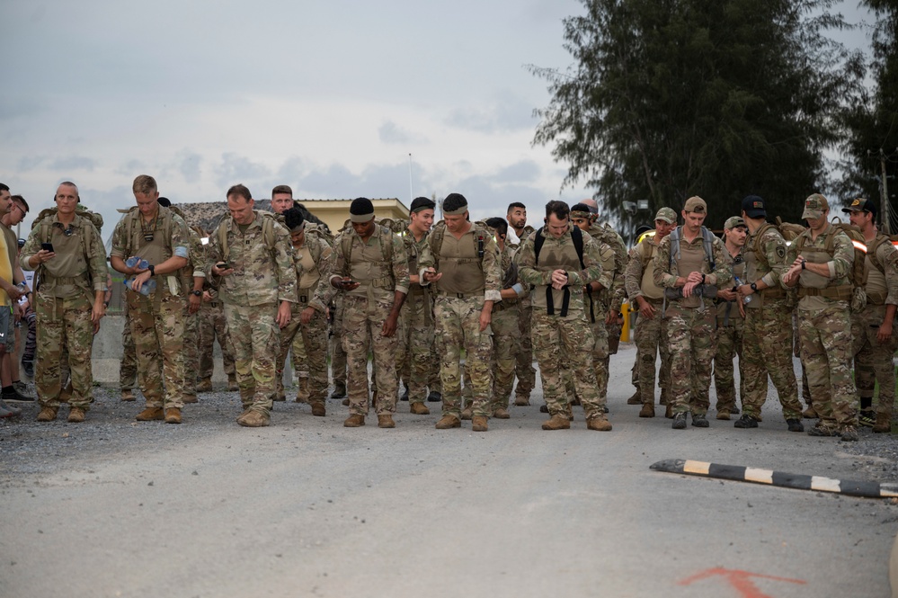 475TH EABS participates in Norwegian ruck march