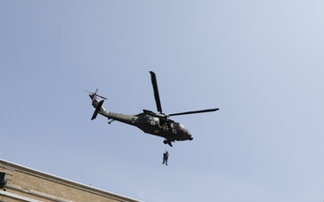 U.S. Army soldiers conduct hoist training at Guardian Response 22