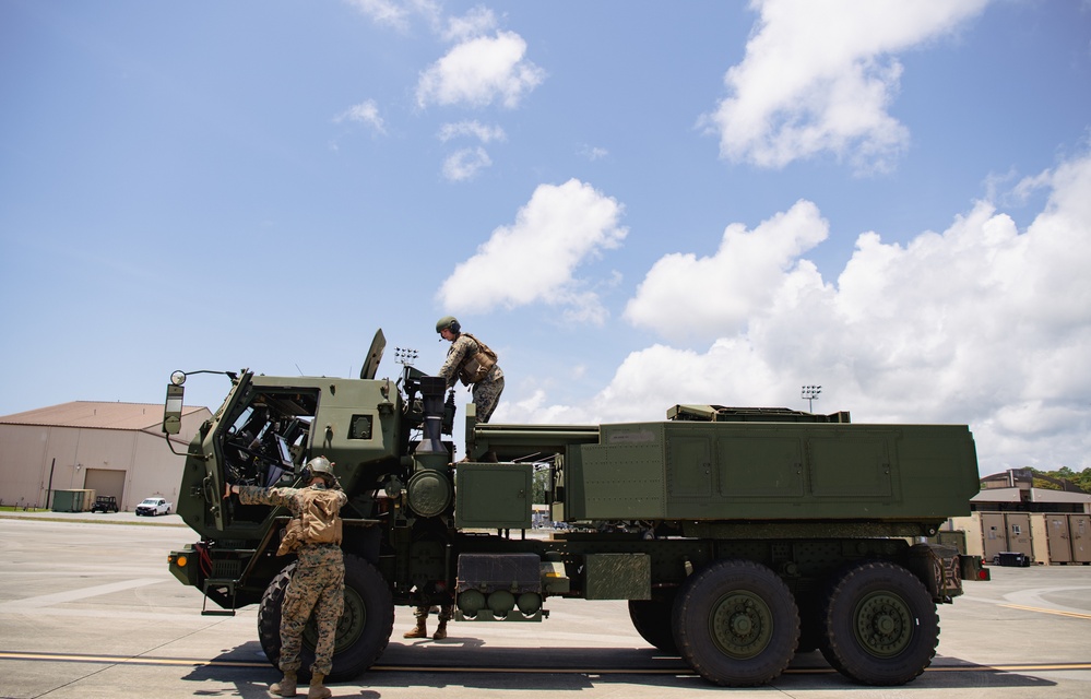 USAF, USMC conduct HIMARS loads during Emerald Warrior 22.1