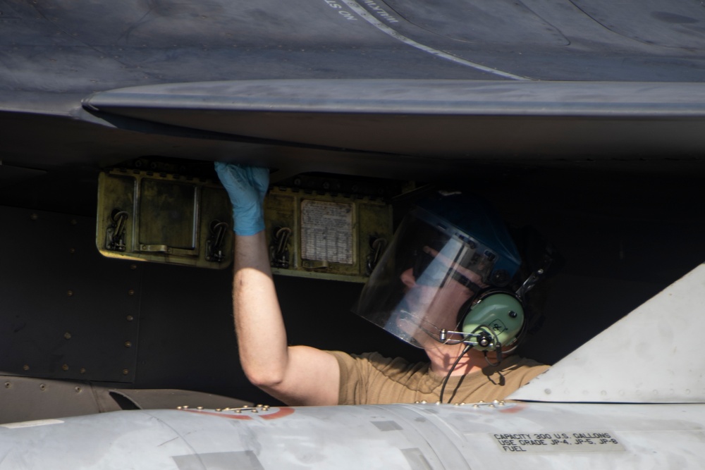 South Carolina Air National Guard maintainers keep F-16s fighting during Sentry Savannah