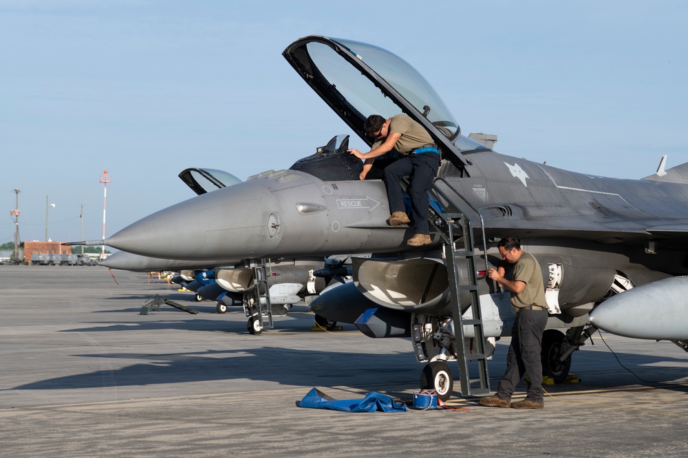 South Carolina Air National Guard maintainers keep F-16s fighting during Sentry Savannah