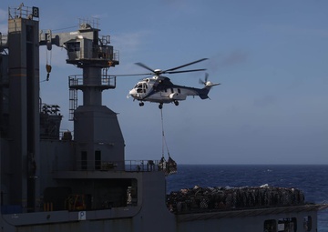 Mobile Bay conducts RAS with USNS Richard E. Byrd