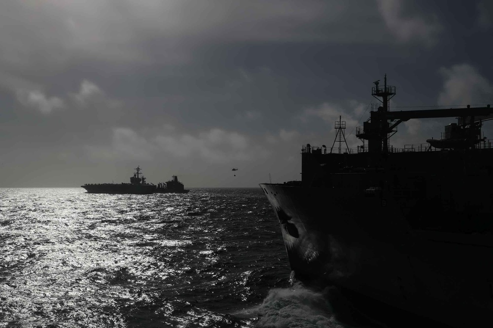 Mobile Bay conducts RAS with USNS Richard E. Byrd