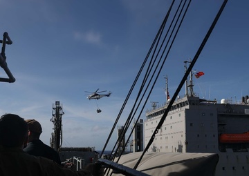Mobile Bay conducts RAS with USNS Richard E. Byrd