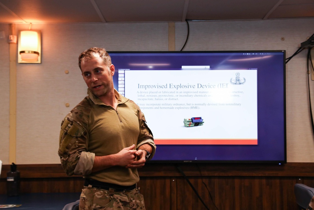 EODMU 3 conducts training with HSC 14, Mobile Bay's VBSS team