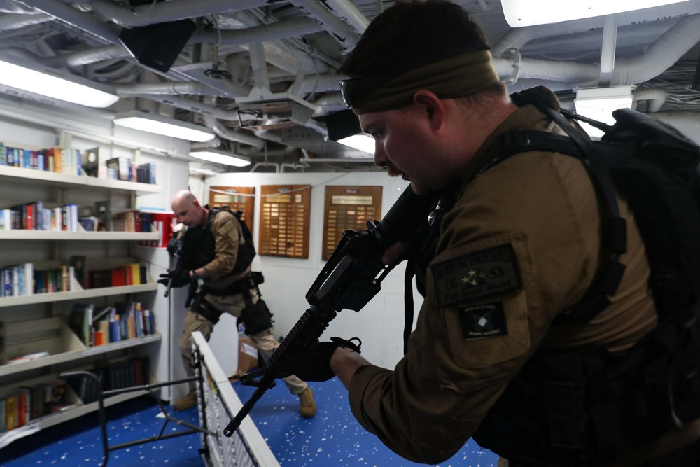 EODMU 3 conducts training with HSC 14, Mobile Bay's VBSS team