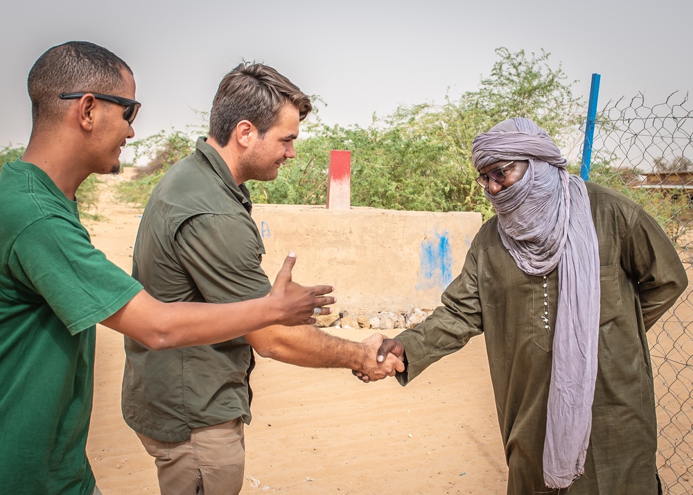 409th civil affairs team engages with villagers of Dari, Niger