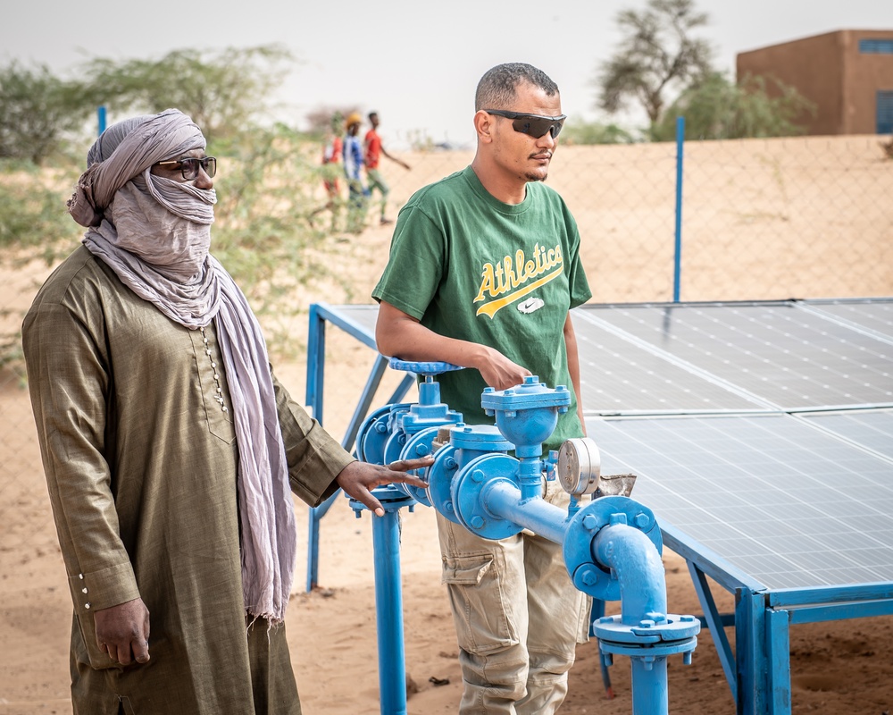 409th civil affairs team engages with villagers of Dari, Niger