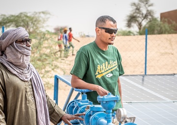 409th civil affairs team engages with villagers of Dari, Niger