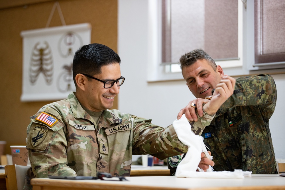 binding Tage med Dalset DVIDS - News - U.S. Army Civil Affairs and Bulgarian Civil-Military  Cooperation Red Cross Training