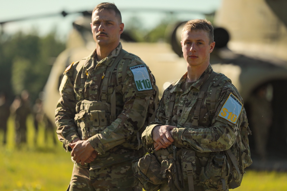 U.S. Army National Guard Sgt. Matthew Fiore, left, and Spc. Keenan Baxter, right,