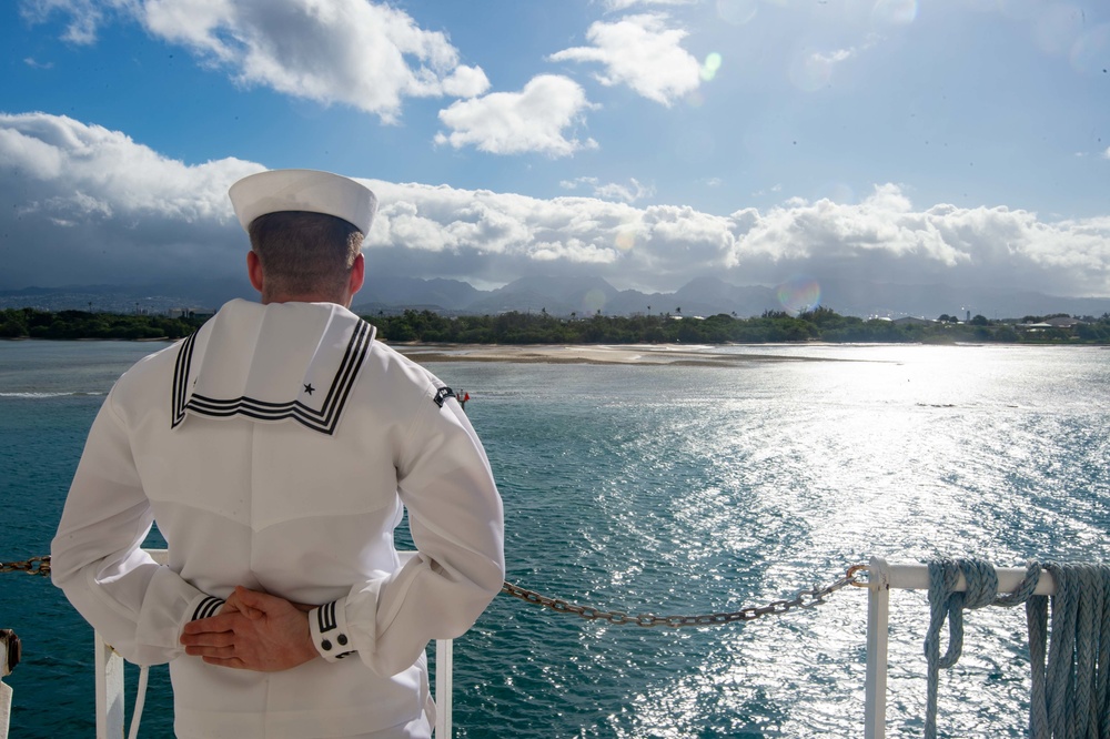 USNS Mercy Mans the Rails in Pearl Harbor
