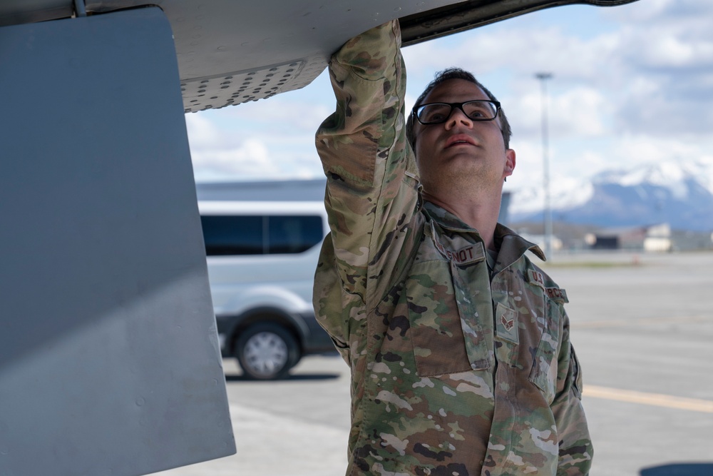 Maintainers keep RED FLAG-Alaska flying
