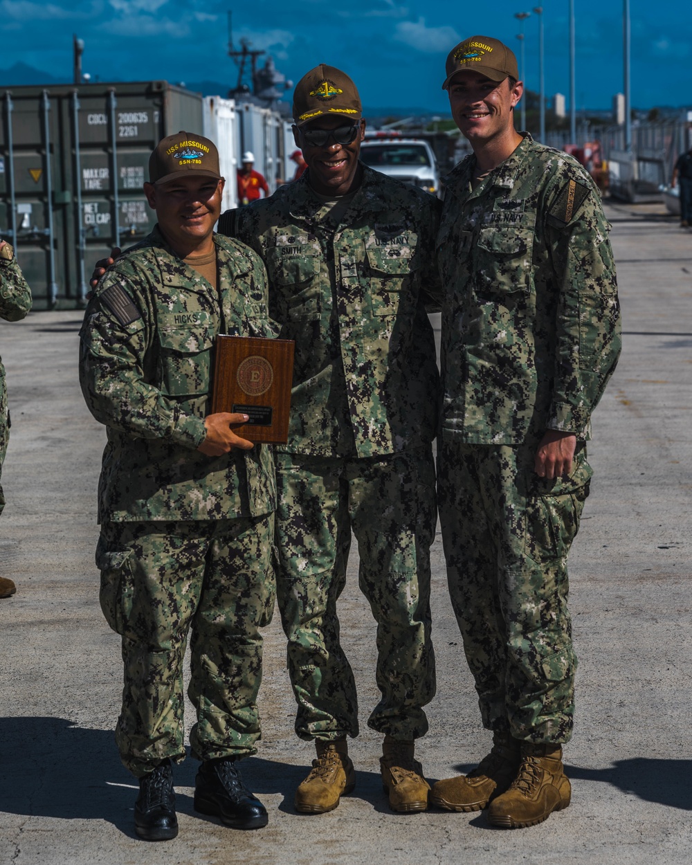 USS Missouri Receives award