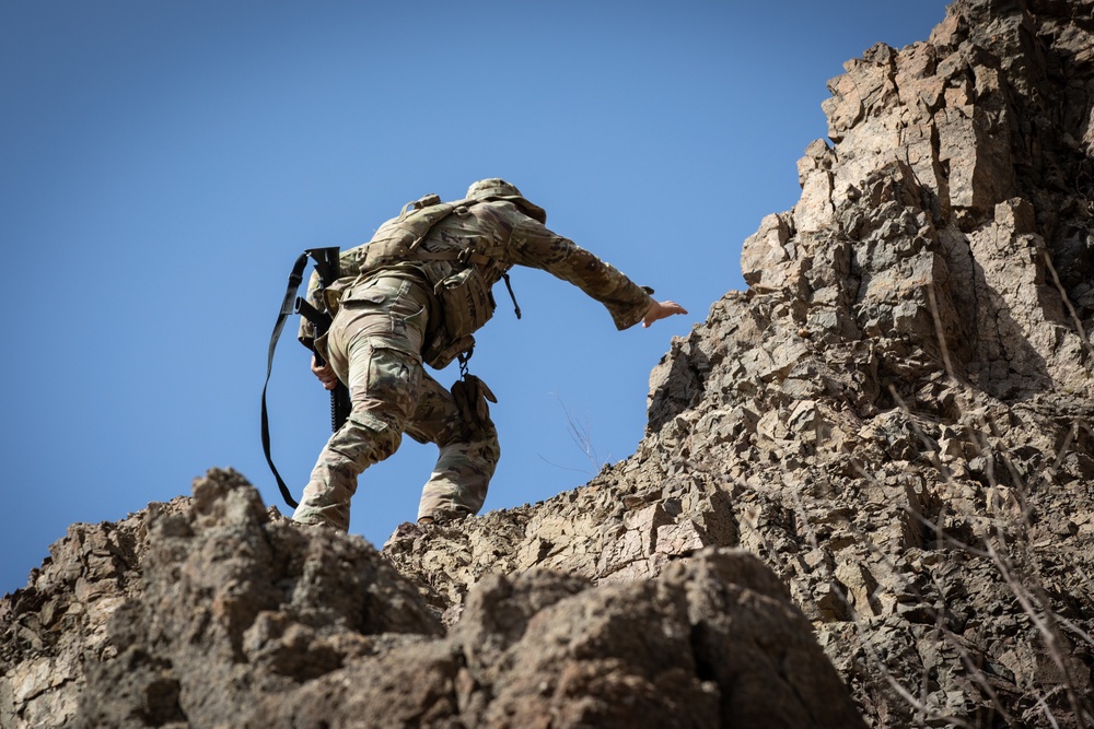 CJTF-HOA members participate in French Desert Commando Course