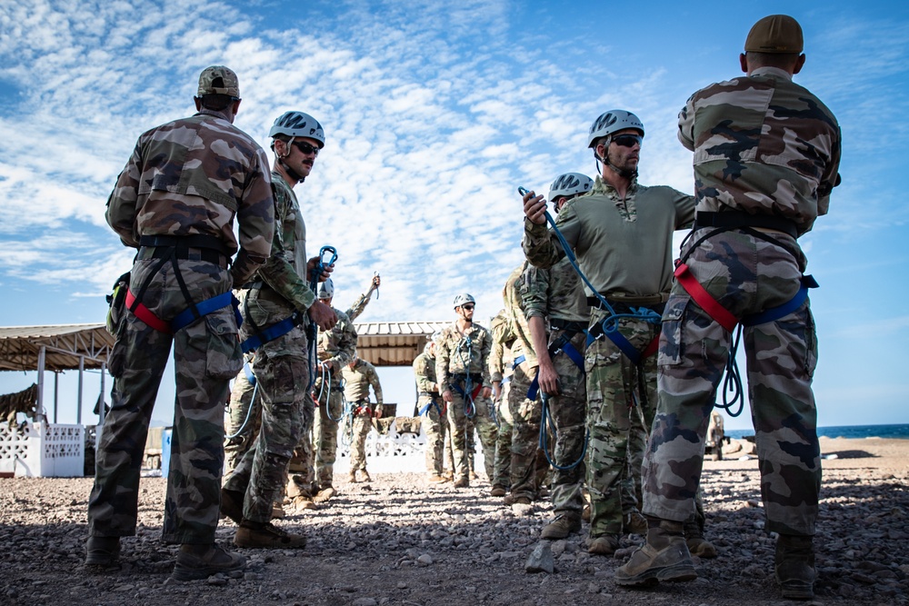 CJTF-HOA members participate in French Desert Commando Course