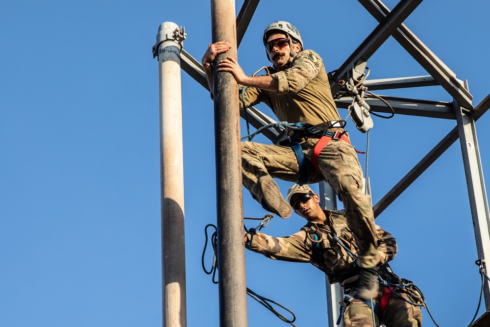 CJTF-HOA members participate in French Desert Commando Course