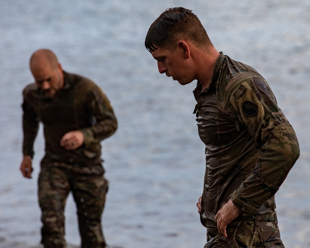 CJTF-HOA members participate in French Desert Commando Course