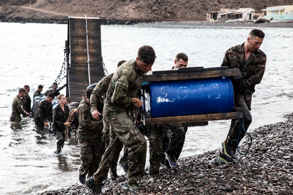 CJTF-HOA members participate in French Desert Commando Course