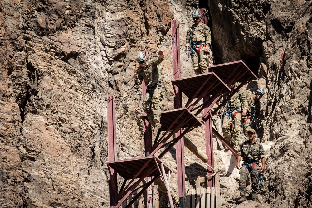 CJTF-HOA members participate in French Desert Commando Course