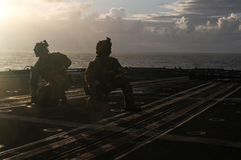 Mobile Bay, HSC-14, EODMU 3 conduct HVBSS training