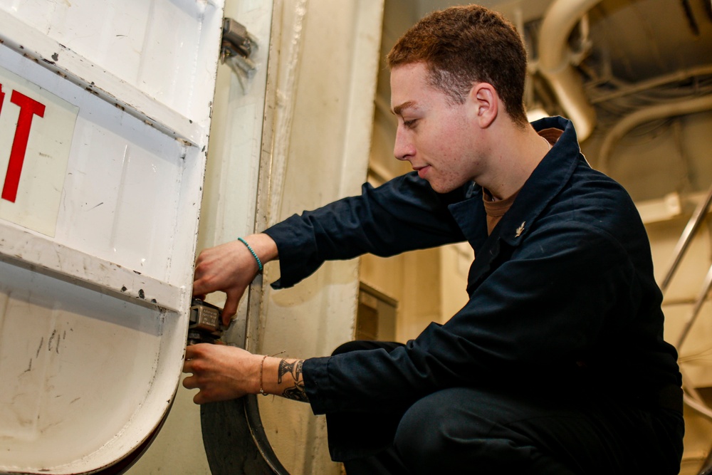 Abraham Lincoln Sailors conduct maintenance